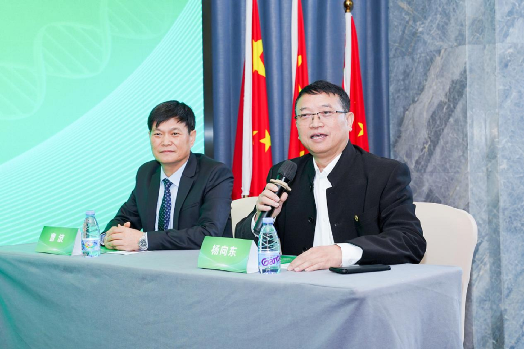 5-杨向东院长和曹波主任主持会议.png