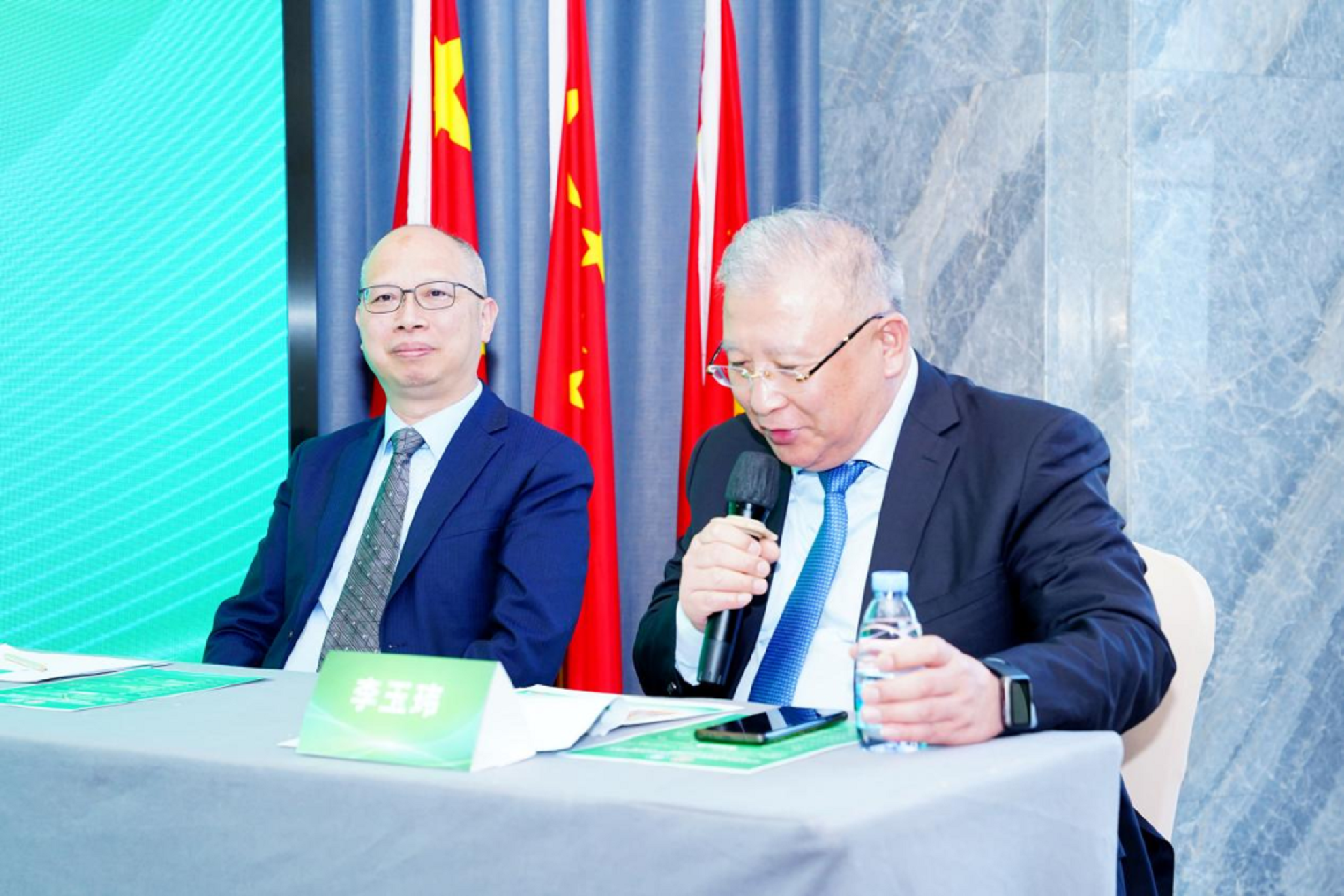 8-李玉玮主任和汤献忠主任主持会议.png